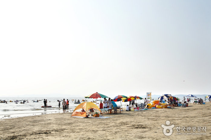 青浦台海水浴场(청포대해수욕장)