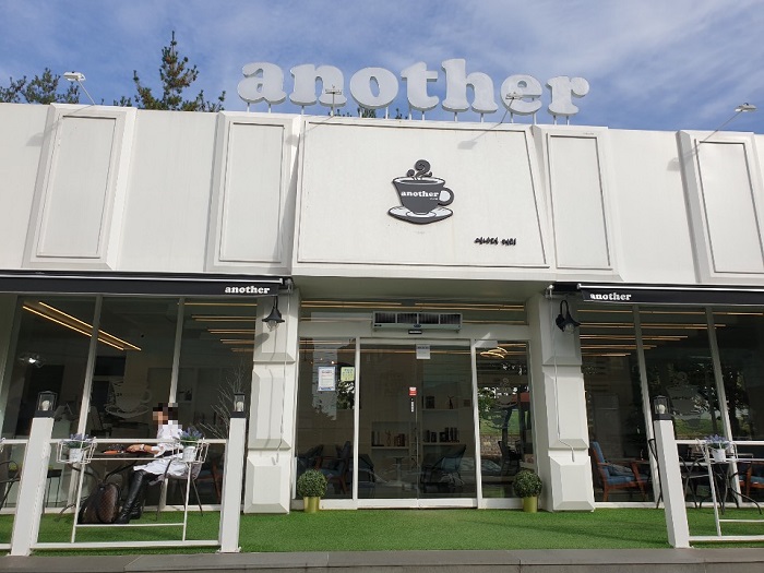 another(어나더)