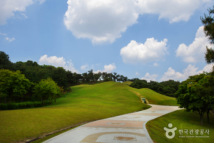 Gongju Songsan-ri Tombs and Royal Tomb of King Muryeong [UNESCO World Heritage] (공주 송산리 고분군과 무령왕릉 [유네스코 세계문화유산])