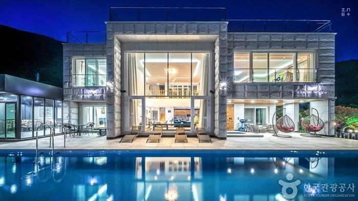 Miramonti Pool Villa Pension [Korea Quality] / 가평미라몬티풀빌라펜션 [한국관광 품질인증]