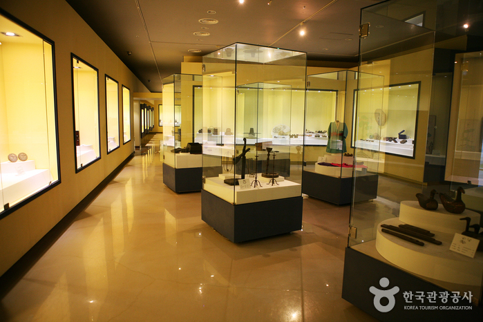 The Deep Rooted Tree Museum (순천시립 뿌리깊은나무 박물관)