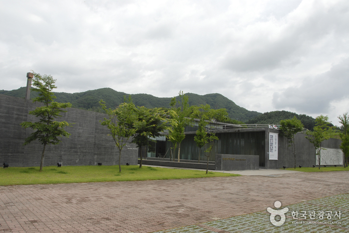 Yanggu Porcelain Museum (양구백자박물관)