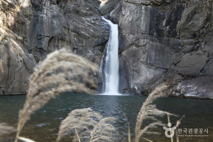 Sambuyeonpokpo Falls [National Geopark] (삼부연폭포 (한탄강 국가지질공원))