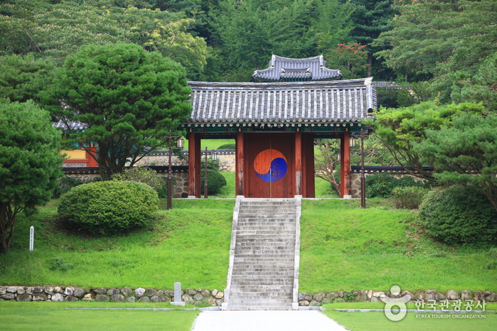 Nongae Shrine (Uiamsa Shrine) (논개사당(의암사))