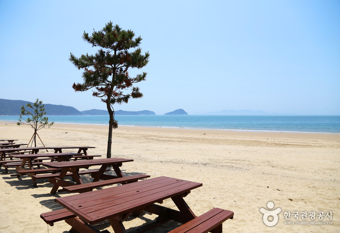 Sinji Myeongsasimni Beach (신지 명사십리해수욕장)