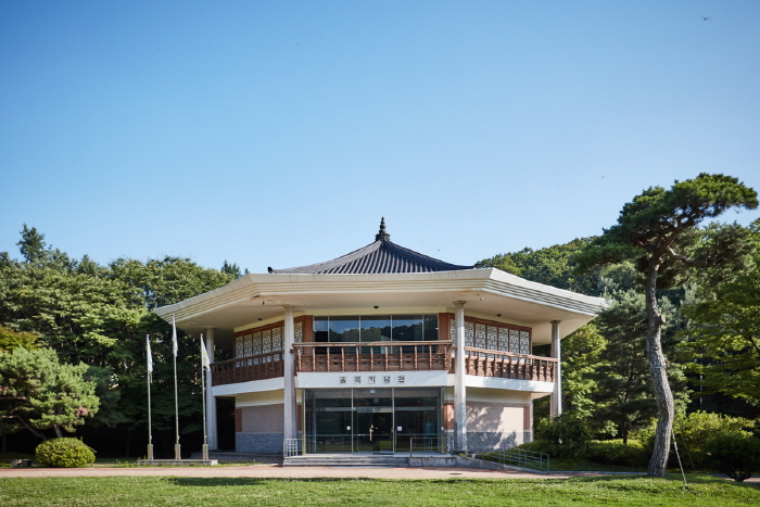 Paju Historical Site Related to Yi I (파주이이유적)
