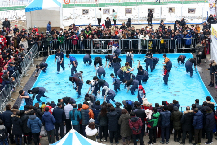 Hongcheongang Winter Festival (홍천강 꽁꽁축제)