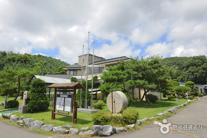 Gimpo Tea Etiquette Museum (다도박물관) Gimpo Tea Etiquette Museum (다도박물관)