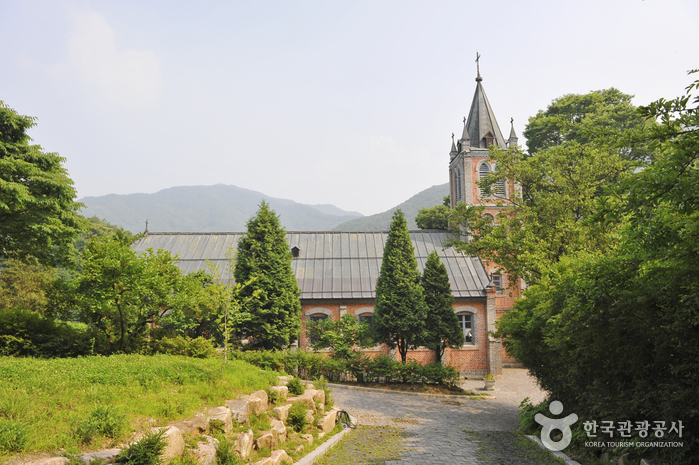 Pungsuwon Catholic Church (횡성 풍수원천주교회(풍수원성당))