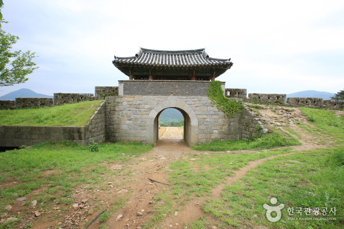 Chilgok Gasansanseong Fortress and Gasanbawi Rock (칠곡 가산산성 및 가산바위)