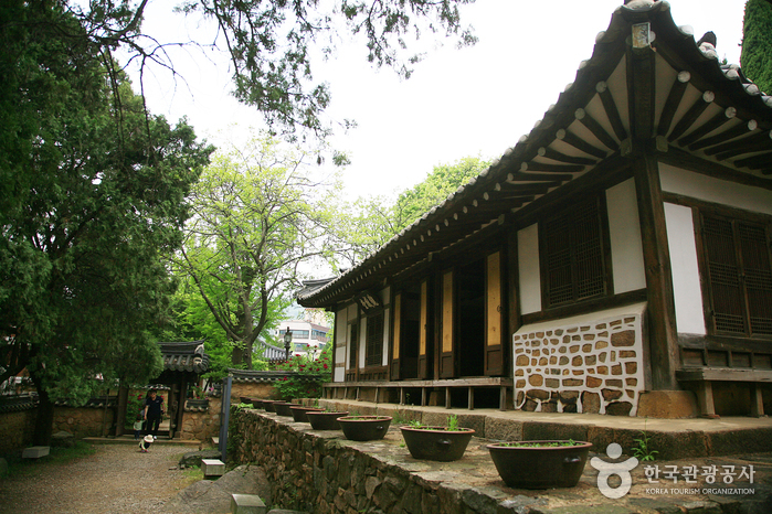 Chunghyeon Museum (충현박물관)