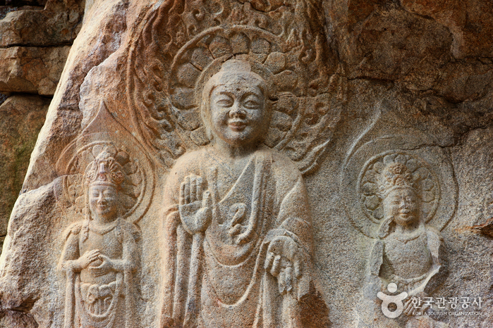Rock-carved Buddha Triad in Yonghyeon-ri, Seosan (서산 용현리 마애여래삼존상)