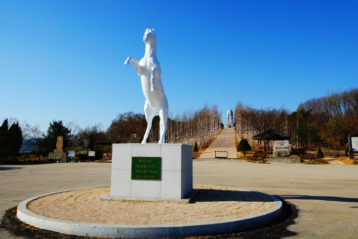 Denkmal und Gedenkhalle am Schlachtfeld Baengmagoji (백마고지 위령비와 기념관)