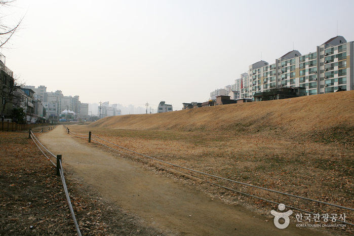 Festung Pungnap-dong Toseong (서울 풍납동 토성)