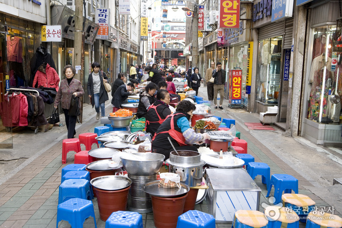Fressgasse auf dem Gukje-Markt (국제시장 먹자골목)