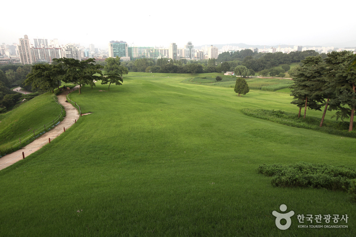 Festung Mongchontoseong (서울 몽촌토성) Festung Mongchontoseong (서울 몽촌토성)