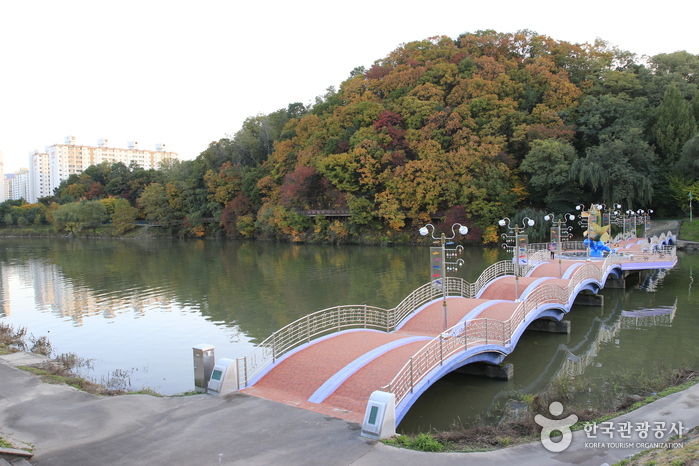 Fluss Gongjicheon (공지천(황금비늘테마거리)) Fluss Gongjicheon (공지천(황금비늘테마거리))
