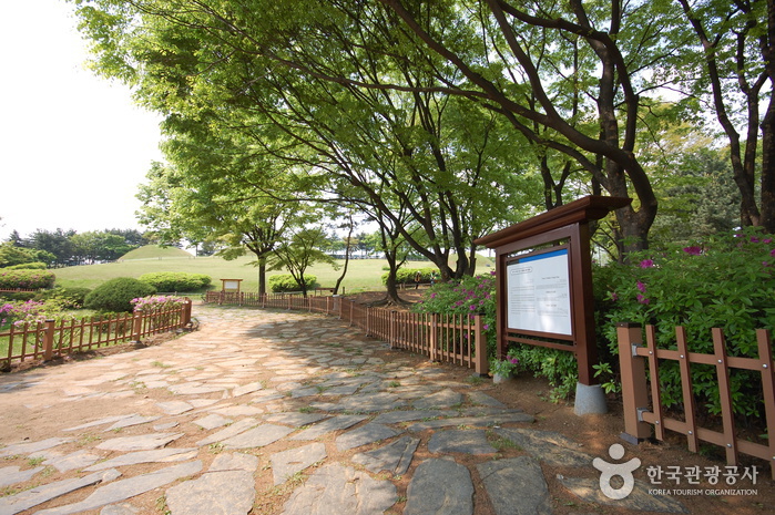 ソウル芳夷洞古墳群（서울 방이동 고분군）