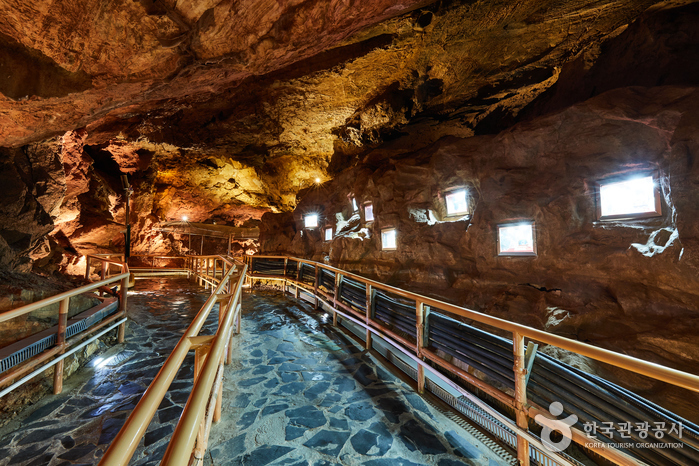 Cueva del Murciélago Dorado Cheongok (천곡황금박쥐동굴)