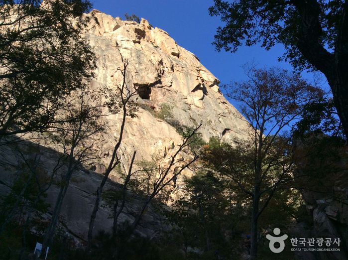 Cueva Geumganggul (금강굴)