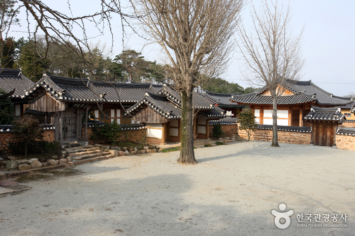 Aldea del Dr. Wangin de Yeongam (영암 왕인박사마을) Aldea del Dr. Wangin de Yeongam (영암 왕인박사마을)