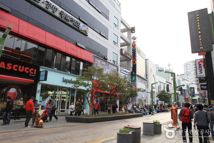Calle de Cultura y Moda de Gwangbok-ro (광복로문화패션거리) Calle de Cultura y Moda de Gwangbok-ro (광복로문화패션거리)