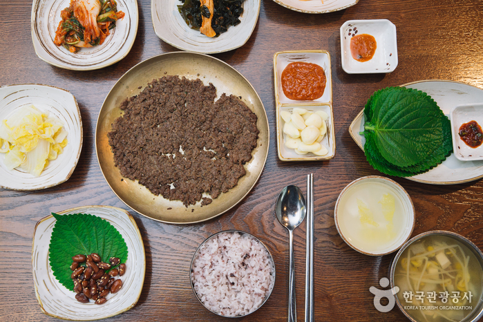Yukjeon Hoekwan (역전회관)